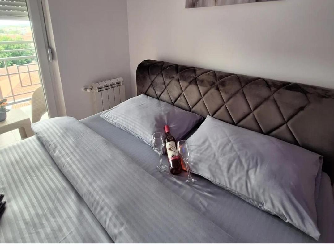 Stan Na Dan Aurora Apartman Pozsarevác Kültér fotó